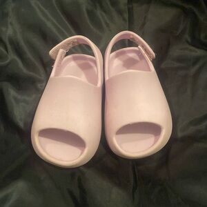 Toddler girls sandals.